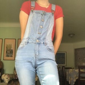 🖤 light washed denim overalls!